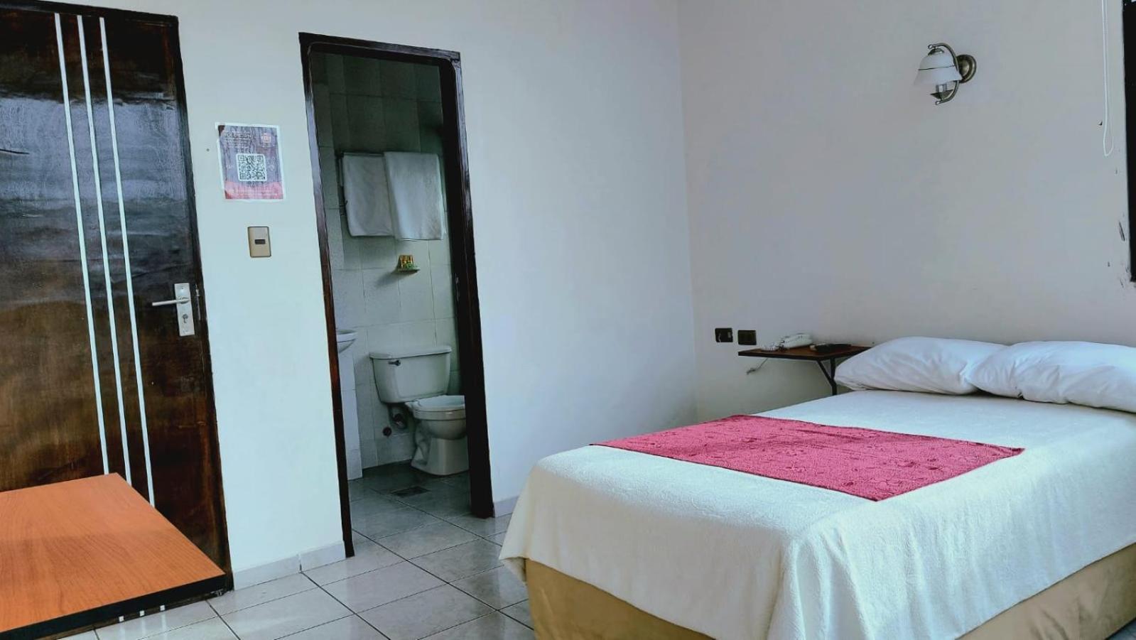 Hotel Plaza Center Санта Крус де ла Сиера Екстериор снимка