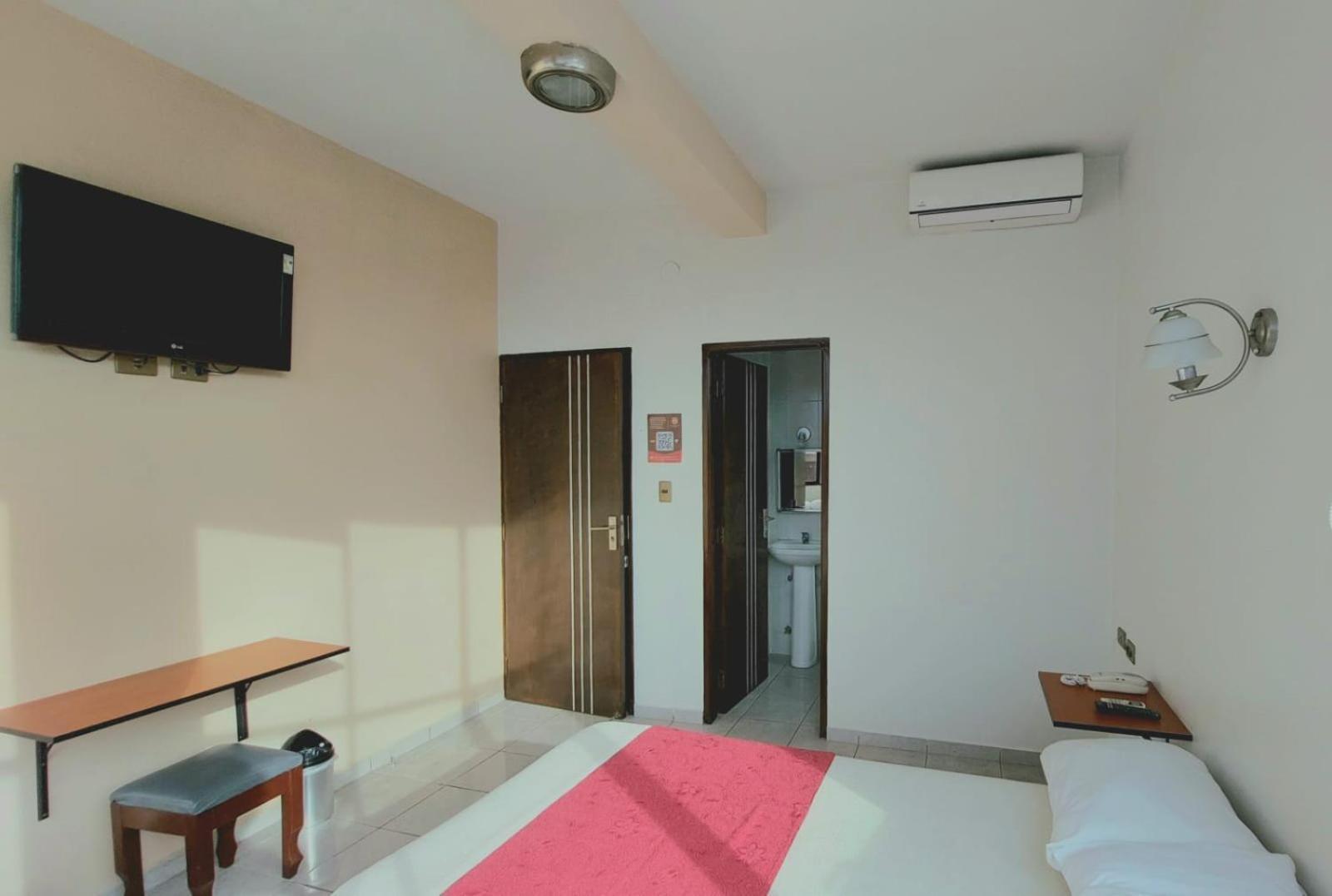 Hotel Plaza Center Санта Крус де ла Сиера Екстериор снимка